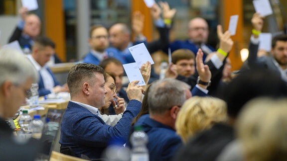 Abgeordnete des Landtages von Sachsen-Anhalt stimmen während der Sitzung im Plenarsaal ab.
