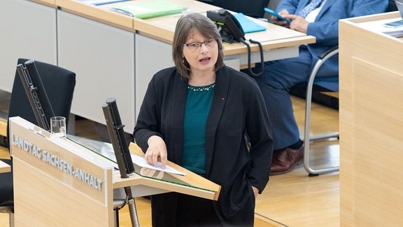 Katja Pähle am Rednerpult im Landtag von Sachsen-Anhalt.