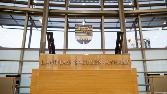 "Landtag Sachsen-Anhalt" steht auf dem Rednerpult im Plenarsaal des Landtages zu lesen.