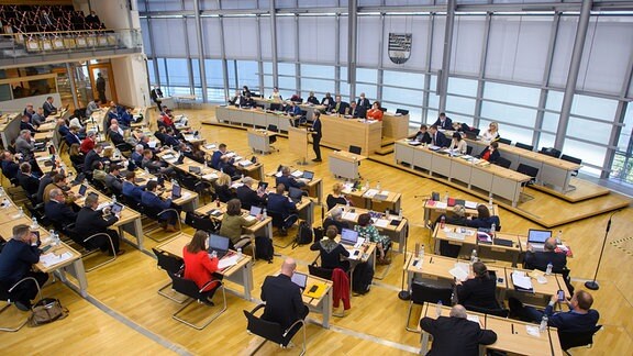 Lydia Hüskens (FDP), Ministerin für Infrastruktur und Digitales des Landes Sachsen-Anhalt steht im Plenarsaal des Landtages am Rednerpult und spricht zu den abgeordneten.