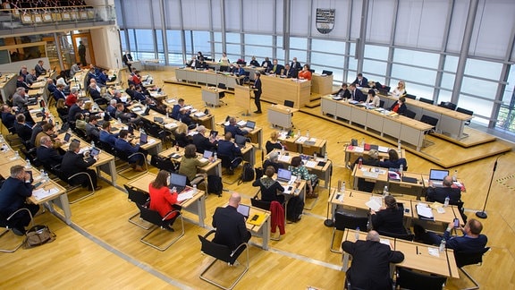 Lydia Hüskens steht 2022 im Plenarsaal des Landtages am Rednerpult und spricht zu den Abgeordneten.
