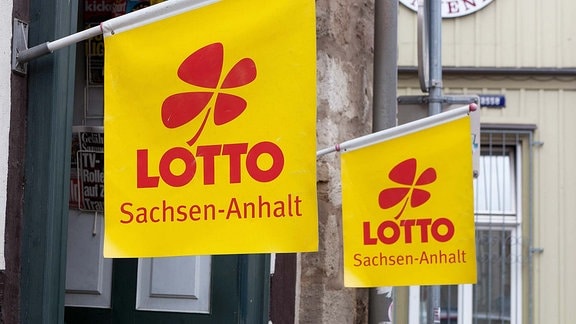 Fahnen einer Lotto-Annahmestelle in Sachsen-Anhalt.