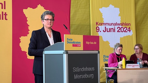 Lydia Hüskens spricht beim Landesparteitag der FDP in Merseburg auf dem Podium am Rednerpult.