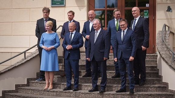 Gruppenfoto der Ost-Ministerpräsidentenkonferenz mit Bundeskanzler Olaf Scholz