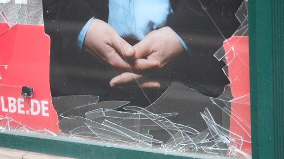 Symbolbild: Glasscherben liegen im Schaufenster des Bürgerbüros des SPD-Landtagsabgeordneten Holger Mann. Die Zahl politisch motivierter Straftaten in Thüringen ist im vergangenen Jahr leicht zurückgegangen.