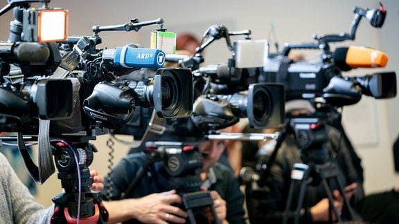 Kamerateams verschiedener Fernsehanstalten filmen 2019 eine Pressekonferenz.