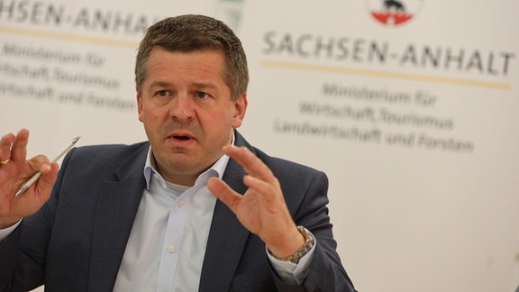 Sachsen-Anhalts Forstminister Sven Schulze (CDU) hat wegen der fortschreitenden Trockenheit und der damit verbundenen Waldbrandgefahr im Harz zu einem runden Tisch einberufen. 