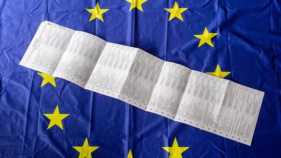 Europawahl Stimmzettel 2019 auf Flagge der EU