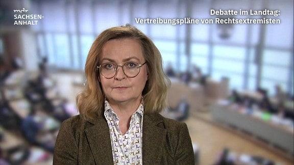 MDR-Politikreporterin Sabine Falk-Bartz im Livestream zur Landtagsdebatte um rechtsextreme Vertreibungspläne