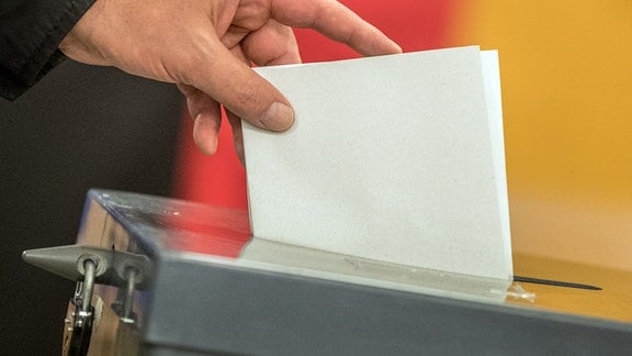 Ein Wähler wirft seinen Stimmzettel zur Bundestagswahl in die Wahlurne. 