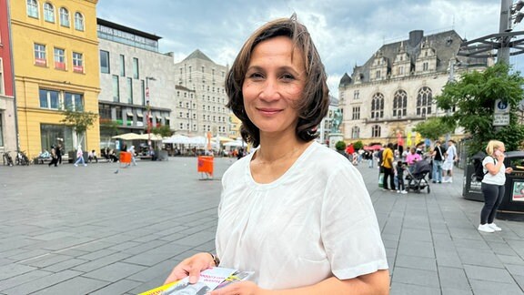 Yvonne von Löbbecke steht auf dem Markt in Halle