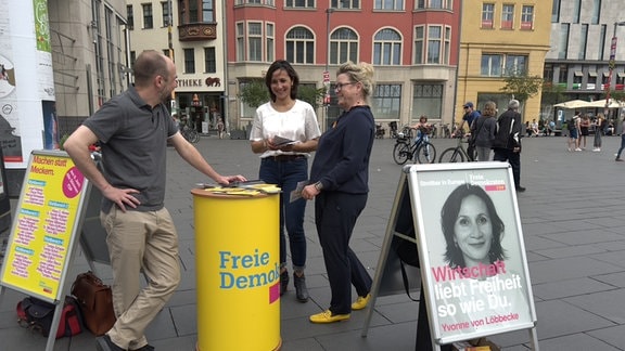 Yvonne von Löbbecke spricht am Wahlkampfstand mit Menschen