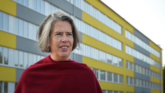Sachsen-Anhalts Innenministerin Tamara Zieschang vor der Landesaufnahmeeinrichtung für Geflüchtete in Stendal. 
