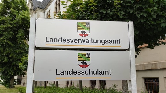 Schild mit Logo von Landesverwaltungsamt und Landesschulamt Sachsen-Anhalt