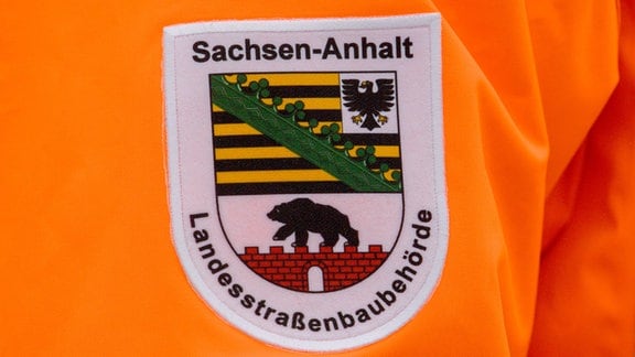 «Landesstraßenbaubehörde Sachsen-Anhalt» steht auf dem Aufnäher einer Jacke