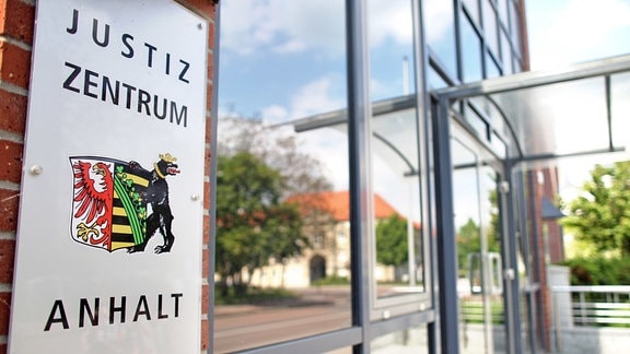 Ein Schild weist 2014 auf das Justizzentrum Anhalt in Dessau-Roßlau hin.
