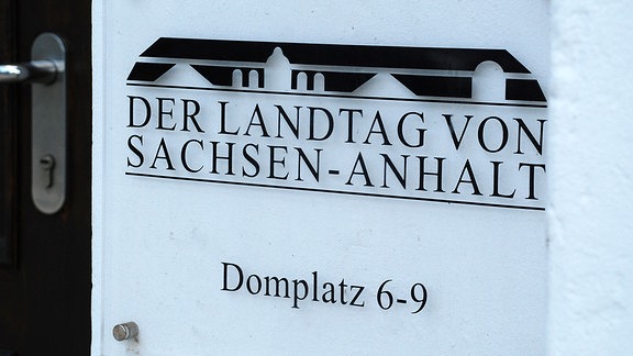 Schild mit der Aufschrift Der Landtag von Sachsen-Anhalt Domplatz 6-9.