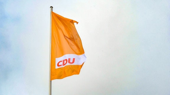 CDU-Fahne vor dem Konrad -Adenauer Haus