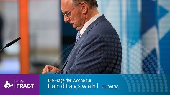 Wahlsieger Reiner Haseloff (CDU) schaut am Abend der Landtagswahl 2021 auf seine Uhr