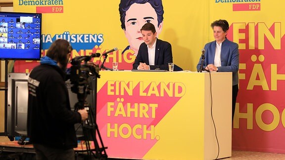 Marcus Faber, Landesvorsitzender der FDP Sachsen-Anhalt, und Lydia Hüskens, FDP-Spitzenkandidatin für die Landtagswahl, stehen beim digitalen AuÃerordentlichen Landesparteitag der FDP Sachsen-Anhalt im Hotel Raatswage auf dem Podium.