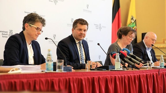 Lydia Hüskens (links), Vorsitzende der FDP in Sachsen-Anhalt, Sven Schulze, Vorsitzender der CDU Sachsen-Anhalt, sowie Juliane Kleemann und Andreas Schmidt, Vorsitzende der SPD Sachsen-Anhalt, nehmen in der Staatskanzlei an einer Pressekonferenz zur Vorstellung des Entwurfs des Koalitionsvertrages von CDU, FDP und SPD Sachsen Anhalt teil.