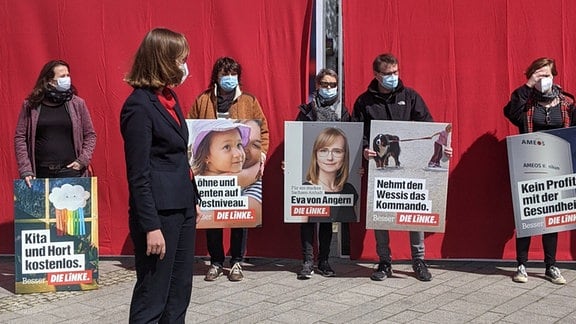 "Nehmt den Wessis das Kommando", "Kein Profit mit der Gesundheit", "Kita und Hort kostenlos" steht auf Plakaten, mit denen Die Linke und ihre Spitzenkandidatin Eva von Angern zur Landtagswahl 2021 in Sachsen-Anhalt antreten