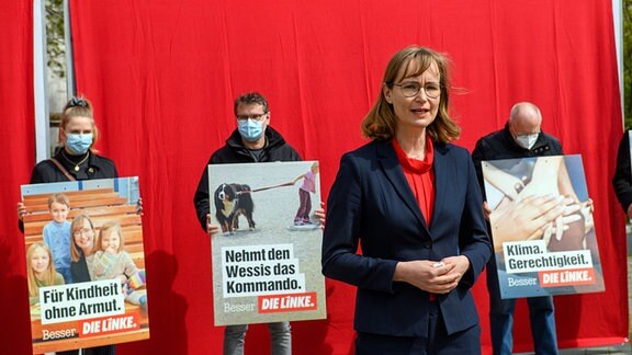 Eva von Angern (Die Linke) Spitzenkandidatin für die Landtagswahl in Sachsen-Anhalt spricht bei der Präsentation der Wahlkampf-Plakatkampagne. 