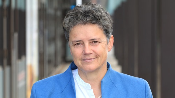 Lydia Hüskens, Vorsitzende der FDP Sachsen-Anhalt, steht am Eingang eines Bürogebäudes.