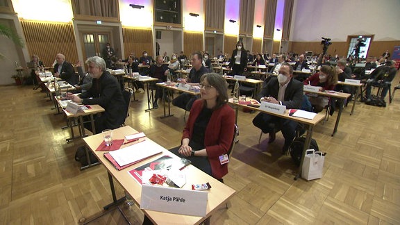 Delegierte der SPD sitzen größtenteils ohne Maske an ihren Tischen beim Landesparteitag in Sachsen-Anhalt