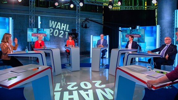 Die Spitzenkandidatinnen ihrer Parteien für die Landtagswahl 2021 in Sachsen-Anhalt, Eva von Angern (l-r, Die Linke), Cornelia Lüddemann (Bündnis 90/Die Grünen), Katja Pähle (SPD), Reiner Haseloff (CDU), Ministerpräsident des Landes, Lydia Hüskens (FDP) und Oliver Kirchner (AfD) sitzen im Studio der MDR-Wahl-Arena im MDR-Landesfunkhaus.