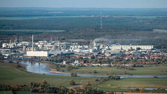Die SKW Stickstoffwerke Piesteritz GmbH an der Elbe, aufgenommen aus einem Hubschrauber.