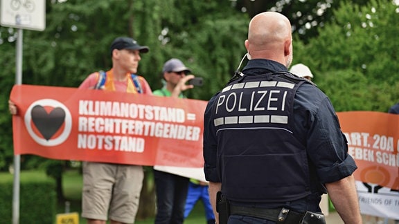 Die Letzte Generaion in Mannheim Mitglieder der Aktivistengruppe Letzte Generation versuchen in Mannheim eine Strassenblockade, die von der Polizei schnell aufgelöst wurde. 