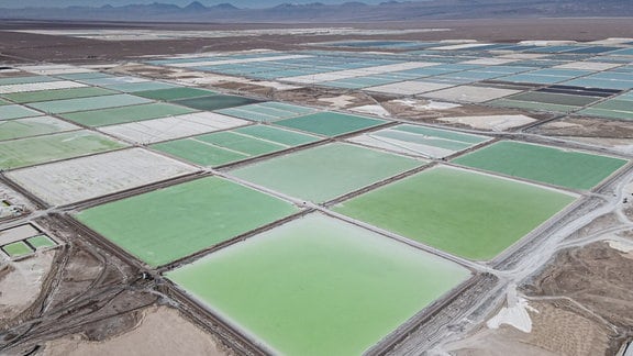 Solebecken mit Lithiumkarbonat und Haufen von Nebenrodukten, die in der Atacama-Wüste im Salar de Atacama verstreut werden.  