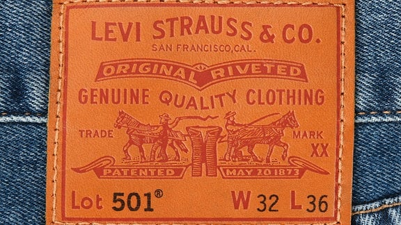 Das Levis-Logo auf einer Hose.