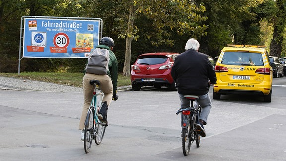 Auto und Radfahrer unterwegs auf einer Fahrradstraße in Magdeburg