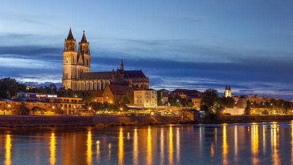 Magdeburg an der Elbe im Abendlicht
