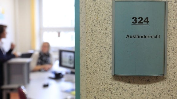 Mitarbeiter der Behörde unterhalten sich am 14.10.2015 beim Tag der offenen Tür in der Ausländerbehörde in Magdeburg (Sachsen-Anhalt) im Raum 324 «Ausländerrecht».