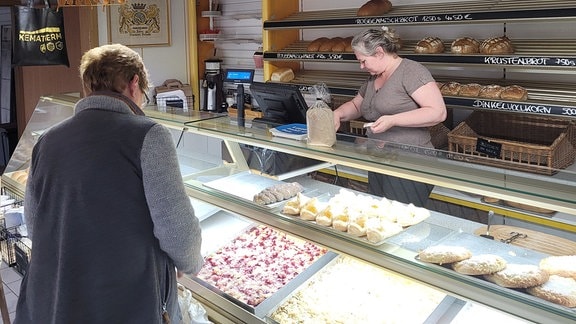 Eine Kundin kauft in der Landbäckerei Schulle in Hohenwarthe bei Daniela Wallwitz ein.