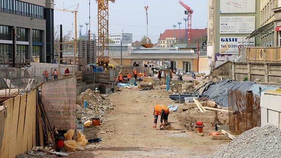 Baurarbeiter arbeiten auf der Baustelle des Magdeburger Citytunnels
