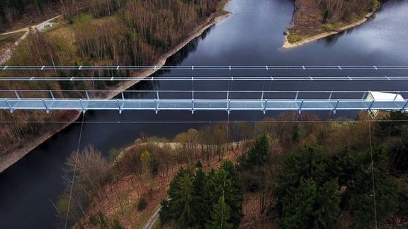 Luftbild der Fußgänger-Seilhängebrücke, die das Rappbodetal neben der gleichnamigen Talsperre überspannt