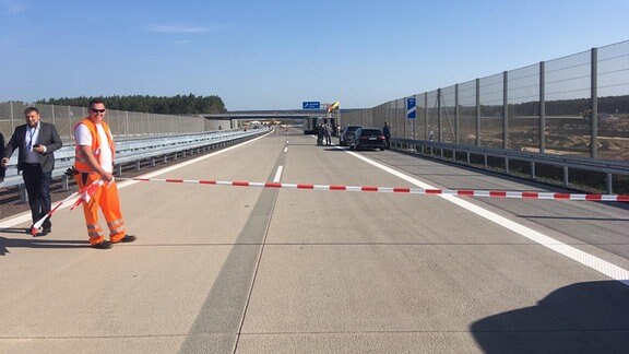 Eine Autobahn wird für den Verkehr freigegeben.