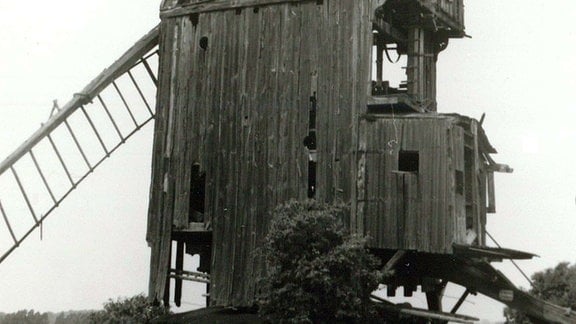 Schwarzweiß-Foto der zerfallenden Bockwindmühle Etingen aus dem Jahr 1988.