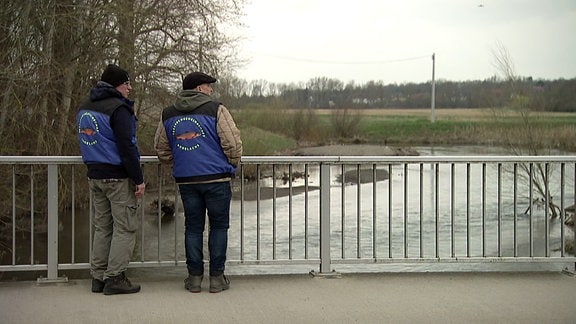 Heimo Reilein und Ekard Reinhardt blicken von einer Brücke in die Bode