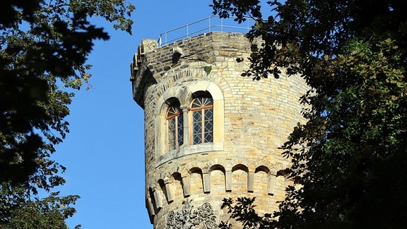 Ein alter Turm, von Bäumen umgeben