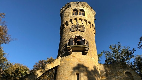 Ein alter Turm im Sonnenlicht