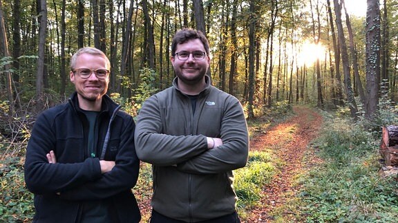 André Plaul und Leonard Schubert stehen im Wald