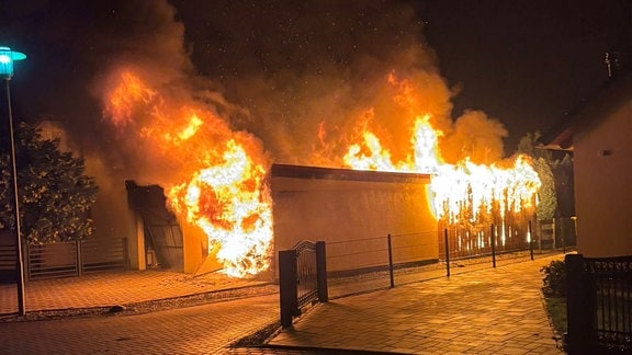 Eine brennende Garage in Haldensleben