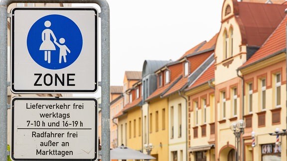 Ein Schild weist auf eine Fußgängerzone in Wolmirstedt im Landkreis Börde hin.