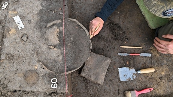 Fundplatz einer 7500 Jahre alten Siedlung eine rund 700 Jahre alte Schale aus dem Boden.