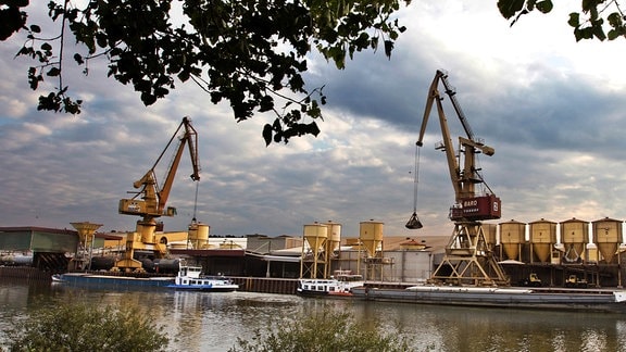 Güter werden am Mittellandkanalhafen in Bülstringen (Bördekreis) auf ein Binnenschiff umgeschlagen